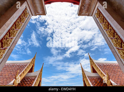 Sfondo cielo guardare attraverso il telaio della costruzione e del padiglione di stile tailandese Foto Stock