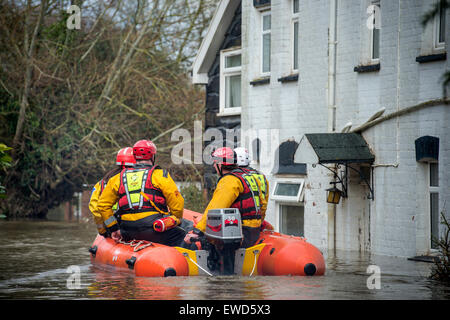 RNLI delle squadre di soccorso in Lyng, Somerset durante le inondazioni nel Feb 2014 Foto Stock