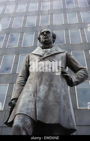 Statua di Victorian ingegnere ferroviario Robert Stephenson (1803-1859) inventore del razzo locomotiva a vapore al di fuori di Euston railwa Foto Stock