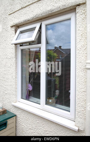Casa finestre a doppi vetri con apertura luce laterale che presentano rischio di furto Foto Stock