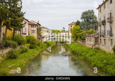 Vicenza (Italia) - Vista del fiume Retrone e San Michele bridge Foto Stock