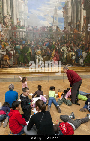 Gruppo di bambini osservando Les Noces de cana, Le Nozze di Cana, dal Veronese al museo del Louvre Foto Stock