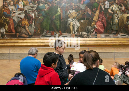 Gruppo di bambini osservando Les Noces de cana, Le Nozze di Cana, dal Veronese al museo del Louvre Foto Stock