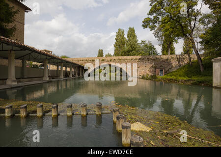 Bevagna (Umbria, Italia) - antico lavatoio sul fiume Clitunno Foto Stock