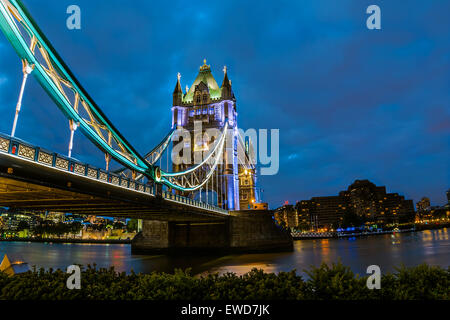 Torre del Ponte della vista notturna dal Ponte di Londra Regno Unito. Un bilico combinato e sospensione ponte che attraversa il fiume Foto Stock