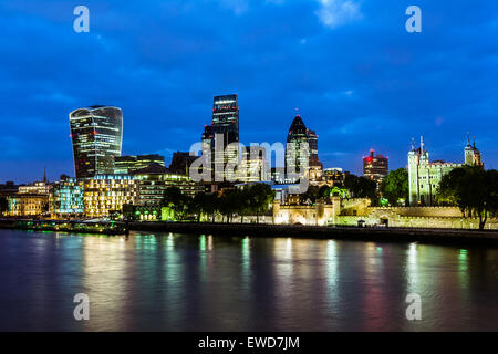 Londra cityscape intorno a Southwark, sulla riva nord del Tamigi vicino a Tower Bridge. Foto Stock