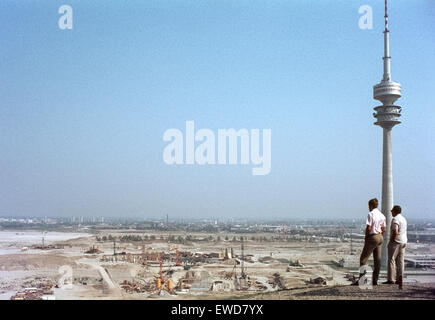 Il Monaco di Baviera Olympic Park, sede dei Giochi Olimpici 1972, in fase di costruzione. Vista dall'Olympiaberg. Blick vom Schuttberg auf das Olympiastadion Foto Stock