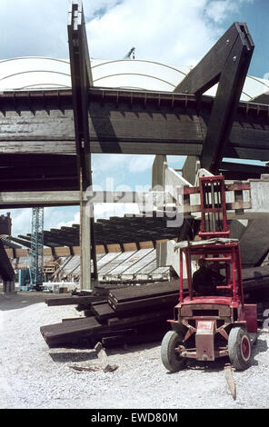 Il Monaco di Baviera Cycling Stadium nell'Olympic Park, sede dei Giochi Olimpici 1972, in fase di costruzione. Bau des Münchner Radstadions Foto Stock