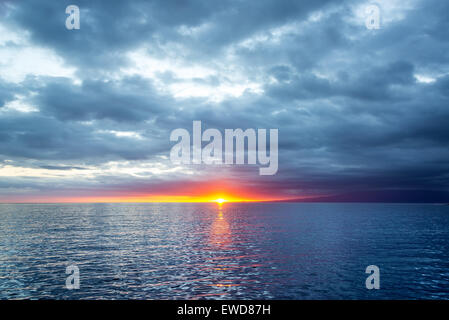 Rosso e arancione tramonto sull'Oceano Pacifico nelle isole Galapagos in Ecuador Foto Stock