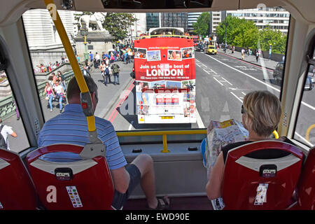 Detiene turistici Mappa seduta sedili anteriori sul piano superiore del tour bus attraversando il fiume Tamigi sul Westminster Bridge più tour bus davanti Londra Inghilterra REGNO UNITO Foto Stock