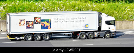 Lidl DHL logistica alimentare supply chain camion hgv con rimorchio articolato consegna e pubblicità guida su autostrada inglese M25 Essex Inghilterra UK Foto Stock