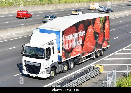 Co op supermercato negozio di alimentari della catena di fornitura di mezzi pesanti di consegna carrello camion & rimorchio articolato fragole graphics percorrendo l autostrada England Regno Unito Foto Stock