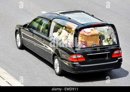 Bara nel funerale funebre omaggi floreali oscurate targa con una decorazione in ottone rimosso vista da sopra guardando giù dal ponte England Regno Unito Foto Stock