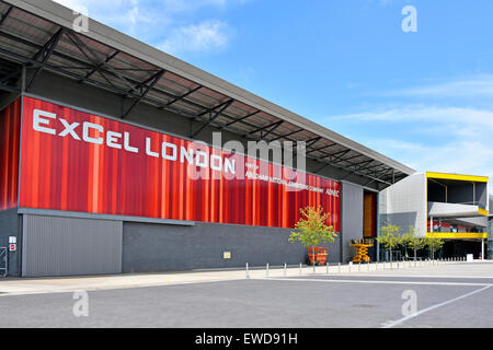 Pubblico orientale le aree d'ingresso per il London Excel Exhibition Complex e il Centro Convegni Internazionale East London Docklands Newham,Inghilterra REGNO UNITO Foto Stock