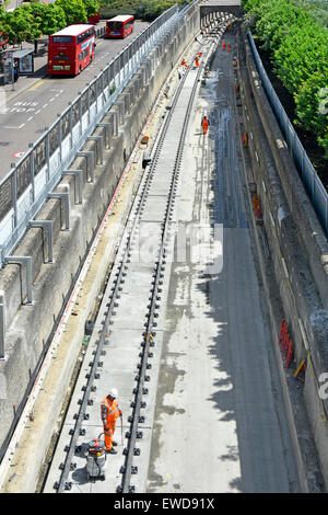 Crossrail nuovi binari del treno essendo prevista nel taglio profondo emergente dal tunnel sul Canary Wharf a Abbey Wood filiale denominata linea di Elizabeth Foto Stock
