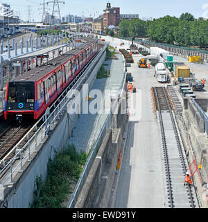 Crossrail treno tracce essendo appoggiato accanto esistenti treni DLR brani sul Canary Wharf a Abbey Wood linea di derivazione denominata linea di Elizabeth Foto Stock