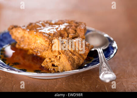 Il francese creme caramel dessert flan o su una piastra di colore blu Foto Stock