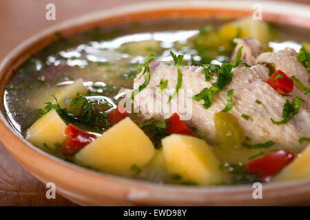 In prossimità di alcuni ciotola di zuppa di pollo con verdure Foto Stock