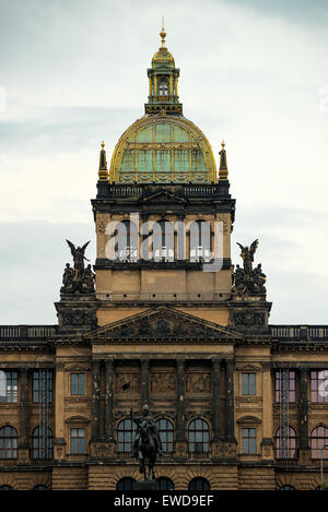 San Venceslao statua che si trova nella parte anteriore di Praga museo nazionale della Repubblica ceca Foto Stock