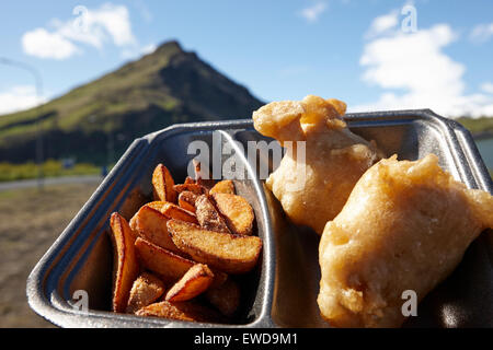 Appena sfornati martoriato di pesce fritto e patatine in Islanda Foto Stock