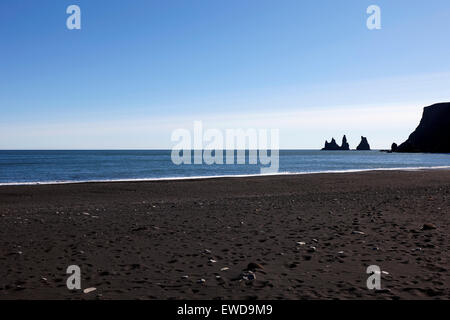 Sabbia nera spiaggia di vik e Vik mi Myrdal Islanda Foto Stock