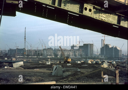 Vista dall'area di costruzione del Monaco di Baviera stadio olimpico per la costruzione del villaggio olimpico in circa 1971. Die Münchner Studentenstadt im Bau Foto Stock
