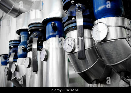 Industrial shot con manometri e condotte di riscaldamento all'interno di acqua a una stazione di riscaldamento Foto Stock