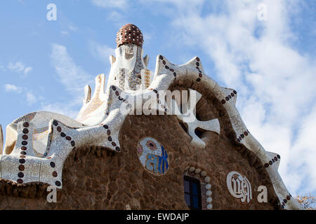 Il tetto di una casa di panpepato nel Parco Guell, barcellona catalogna Foto Stock