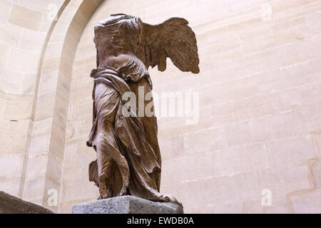 La Vittoria Alata di Samotracia, scultura in marmo della dea greca Nike (Vittoria). Museo del Louvre Foto Stock