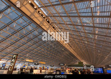 Parigi CDG Terminal 2F al tramonto. Il principale architetto Paul Andreu, Foto Stock