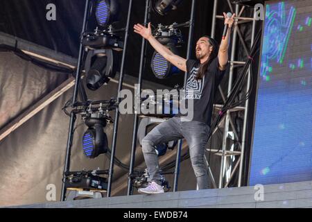 Dover, Deleware, STATI UNITI D'AMERICA. Il 21 giugno, 2015. Intrattenitore STEVE AOKI si esibisce dal vivo sul palco della lucciola Festival di Musica di Dover, in Delaware © Daniel DeSlover/ZUMA filo/Alamy Live News Foto Stock