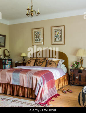 La seta buttare sul letto in camera da letto con cornice stampe della shell Foto Stock