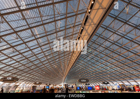 Parigi CDG Terminal 2F al tramonto. Il principale architetto Paul Andreu, Foto Stock