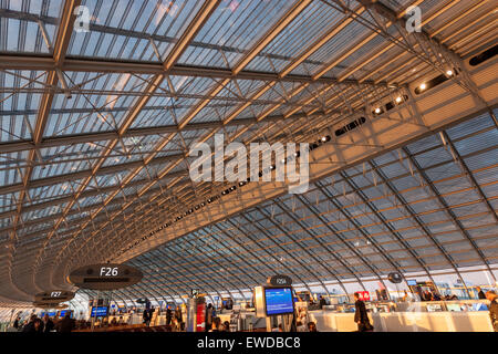 Parigi CDG Terminal 2F al tramonto. Il principale architetto Paul Andreu, Foto Stock