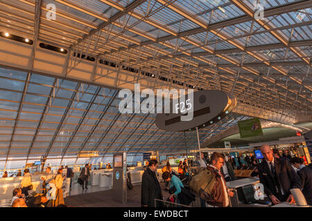 Parigi CDG Terminal 2F al tramonto. Il principale architetto Paul Andreu, Foto Stock