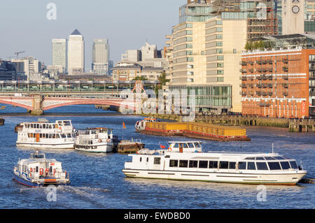 Il fiume Tamigi, Blackfriars Bridge e grattacieli di Canary Wharf, Londra England Regno Unito Regno Unito Foto Stock