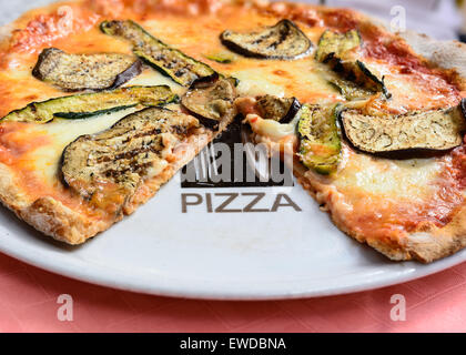 Nella foto un grano intero la pizza con le melanzane , zucchine , pomodoro e napoletano di mozzarella di bufala.( Bufala campana) Foto Stock