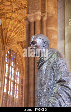 Statua in bronzo di San Aldhelm da Marzia Colonna, situata sotto la ventola gloriosi soffitti a volta di Sherborne Abbey. Il Dorset, Inghilterra, Regno Unito. Foto Stock