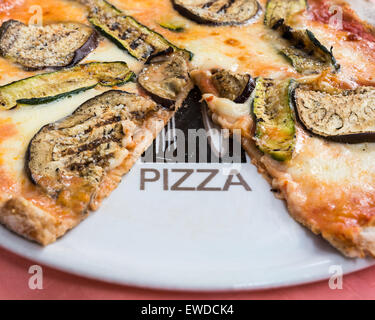 Nella foto un grano intero la pizza con le melanzane , zucchine , pomodoro e napoletano di mozzarella di bufala.( Bufala campana) Foto Stock