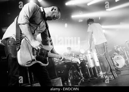 Giugno 20, 2015 - JOHN CUMMINGS, BARRY BURNS, e LUKE SUTHERLAND di Post-Rockers scozzese Mogwai giocare 20 anno anniversario mostra per venduto dalla folla a Barrowlands Glasgow, Scozia. © Sandy Carson/ZUMA filo/Alamy Live News Foto Stock