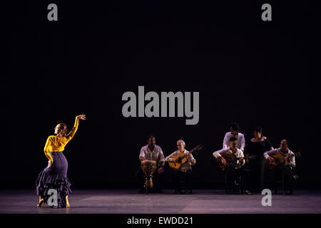 Londra. Regno Unito. Il 23 giugno 2015. Paco Peña Dance Company presenta Flamencura a Sadler's Wells. Credito: Danilo Moroni/Alamy Live News Foto Stock