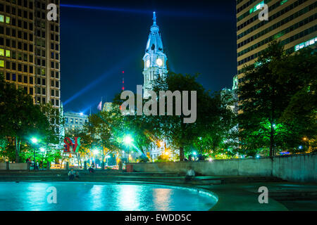 Amore Park e Municipio di notte, a Philadelphia, Pennsylvania. Foto Stock