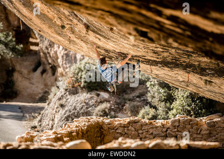 Italian alpinista professionista Stefano Ghisolfi climbing Demencia Senil, 9a+ in Margalef, Spagna. Foto Stock