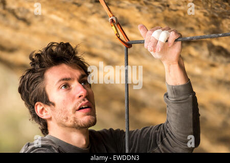 Italian alpinista professionista Stefano Ghisolfi lavorando su Demencia Senil, 9a+ in Margalef, Spagna. Foto Stock