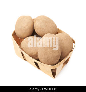 Pila di terra sporca le patate in un cestello Foto Stock