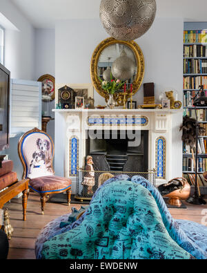 Trio di abbottonata victorian poltrone rivestite in Cory scheda del tessuto nel salotto con caminetto e Visitorian upholstere Foto Stock