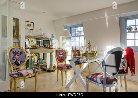 Piastrelle a sormontato tavolo da pranzo in open-plan fienile conversione  con split-pavimento piano e travi in legno del soffitto apex Foto stock -  Alamy