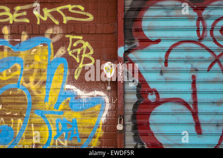 Graffiti sul negozio chiuso persiane in Lower Manhattan a New York City Foto Stock