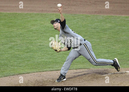 Omaha, Nebraska, Stati Uniti d'America. Il 23 giugno, 2015. Vanderbilt brocca Philip Pfeifer (22) genera un passo durante il College World Series gioco tra Vanderbilt e Virginia a TD Ameritrade Park in Omaha, Nebraska su Giugno 23th, 2015. © Mark Kuhlmann/ZUMA filo/ZUMAPRESS.com/Alamy Live News Foto Stock