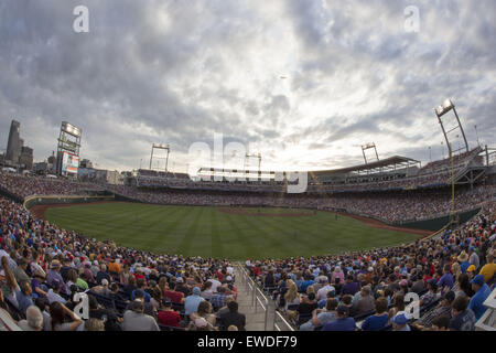 Omaha, Nebraska, Stati Uniti d'America. Il 23 giugno, 2015. Il sole scende oltre il TD Ameritrade Park durante il College World Series gioco tra Vanderbilt e Virginia a TD Ameritrade Park in Omaha, Nebraska su Giugno 23th, 2015. © Mark Kuhlmann/ZUMA filo/ZUMAPRESS.com/Alamy Live News Foto Stock